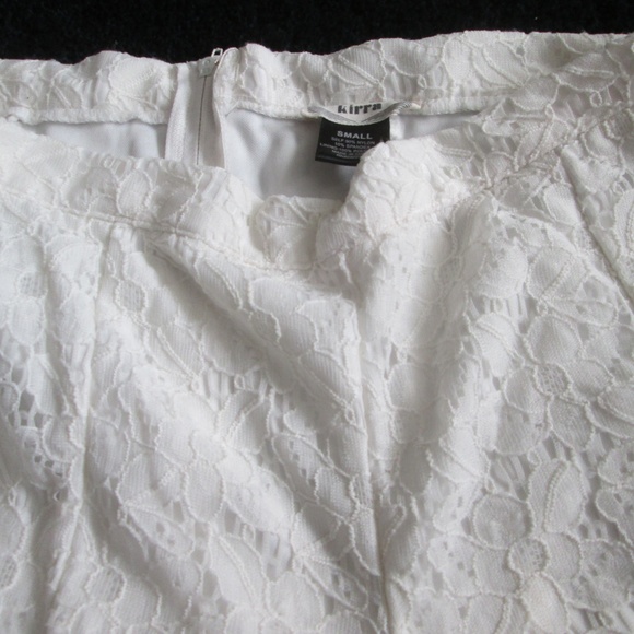 Kirra - White Floral Zip Up Shorts Size Small - Picture 2 of 5